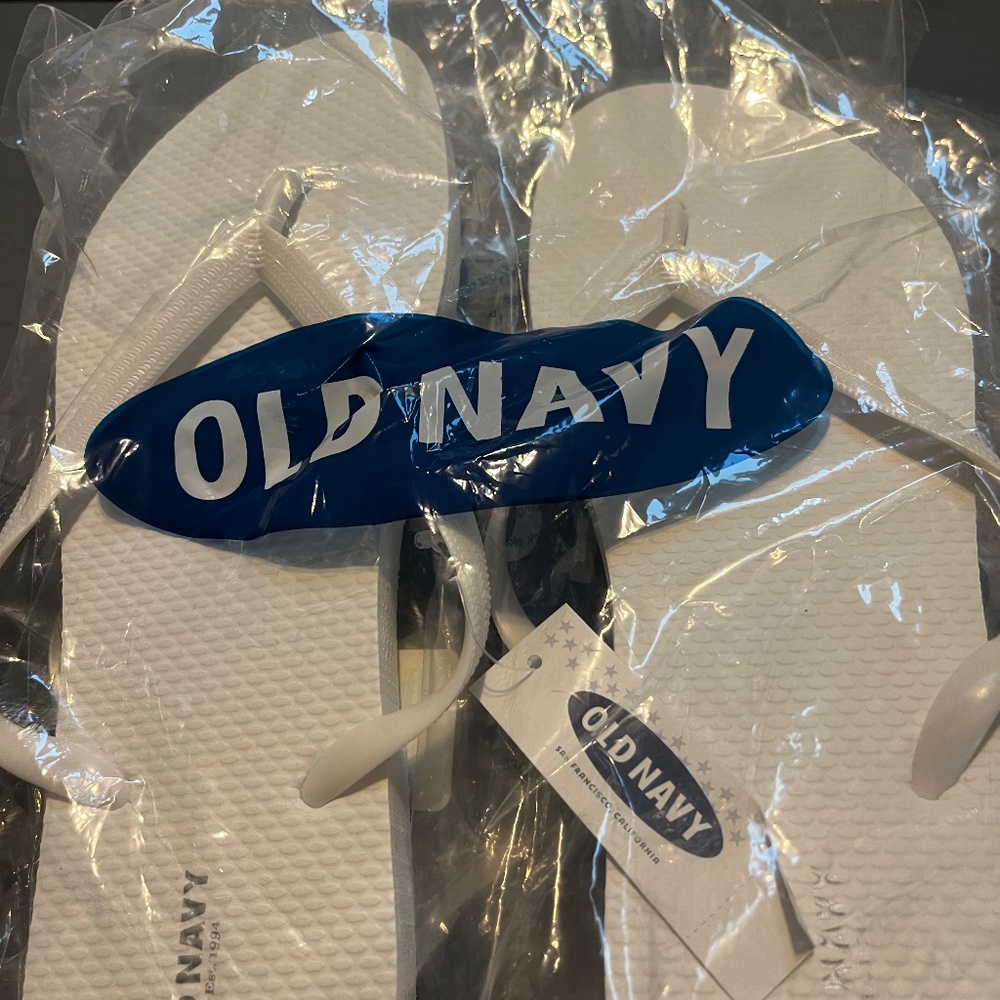 3 pair white gray and navy flipflops size 6